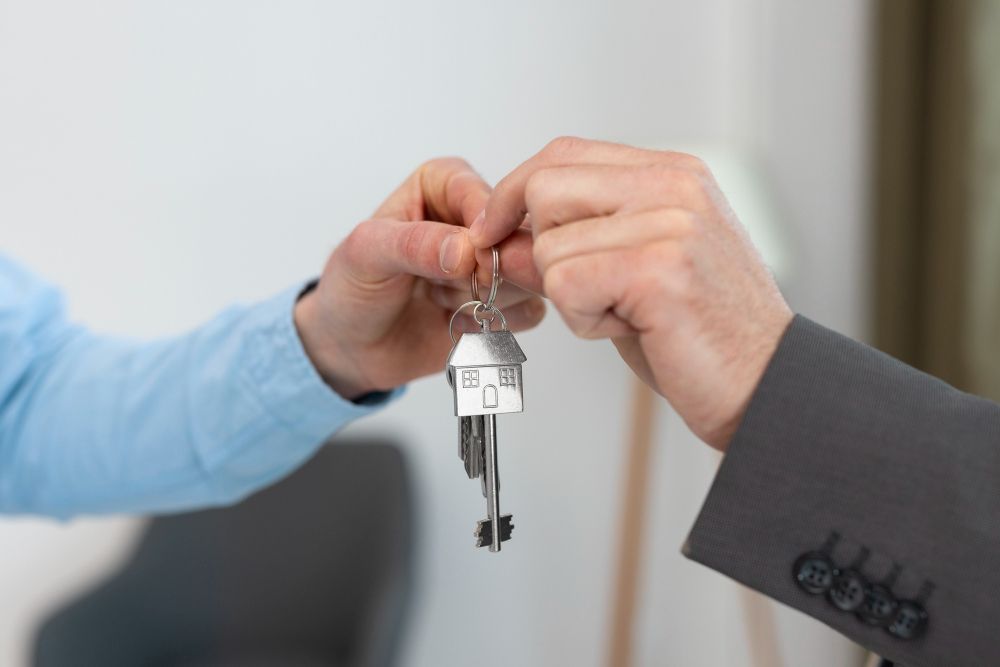 Comprar apartamento: entrega de llaves a nuevos propietarios de vivienda