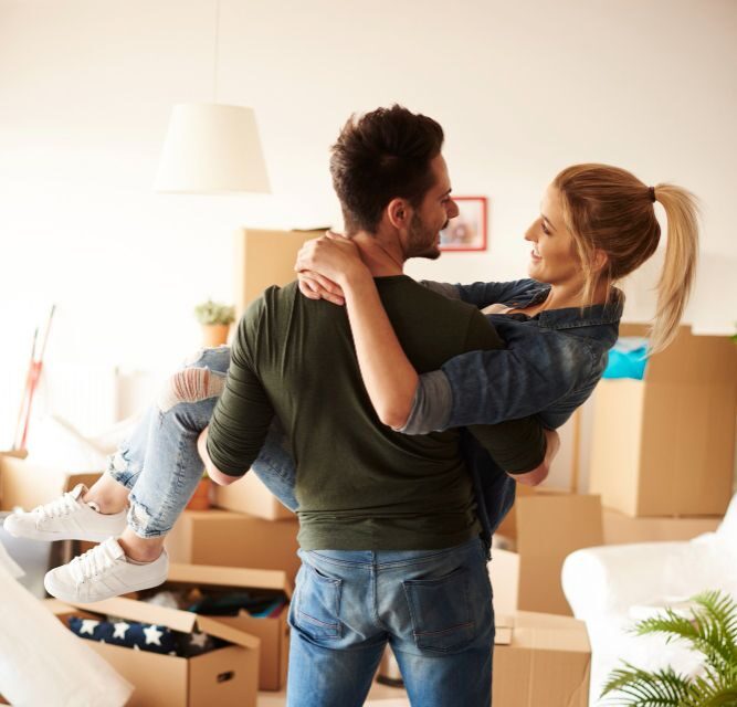 Pareja feliz estrenando su nuevo apartamento después de comprar vivienda