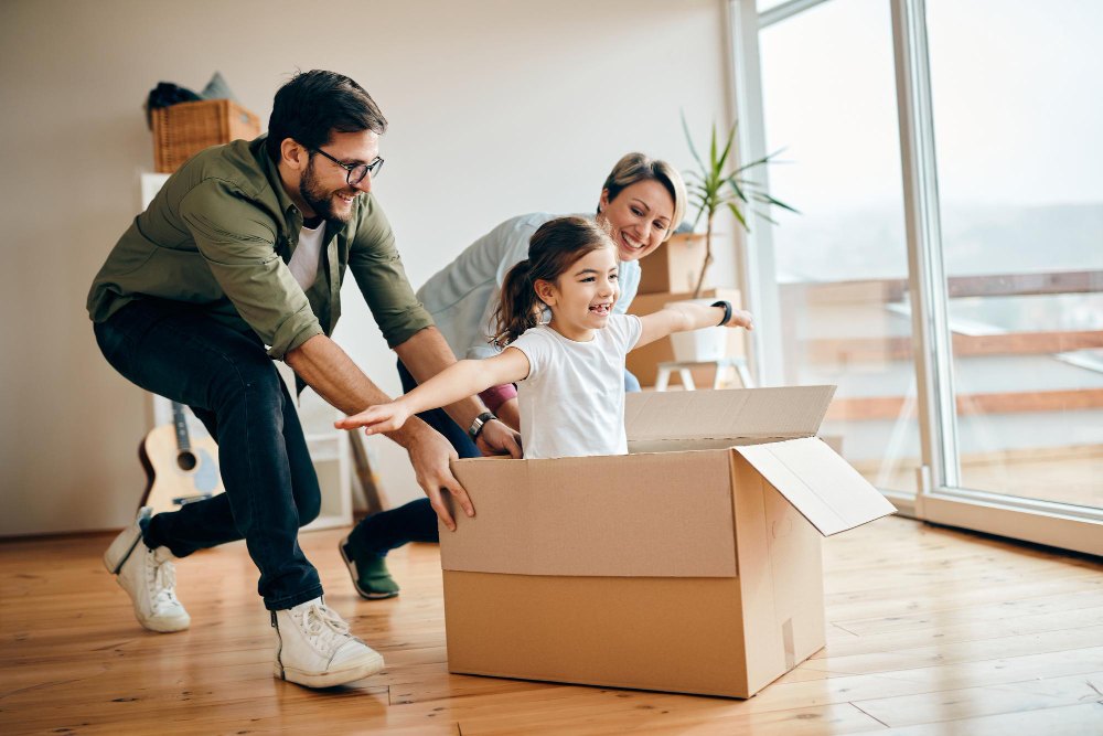 Familia disfrutando de su nuevo hogar, reflejo de una vivienda pensada para vivir y proyectar a futuro