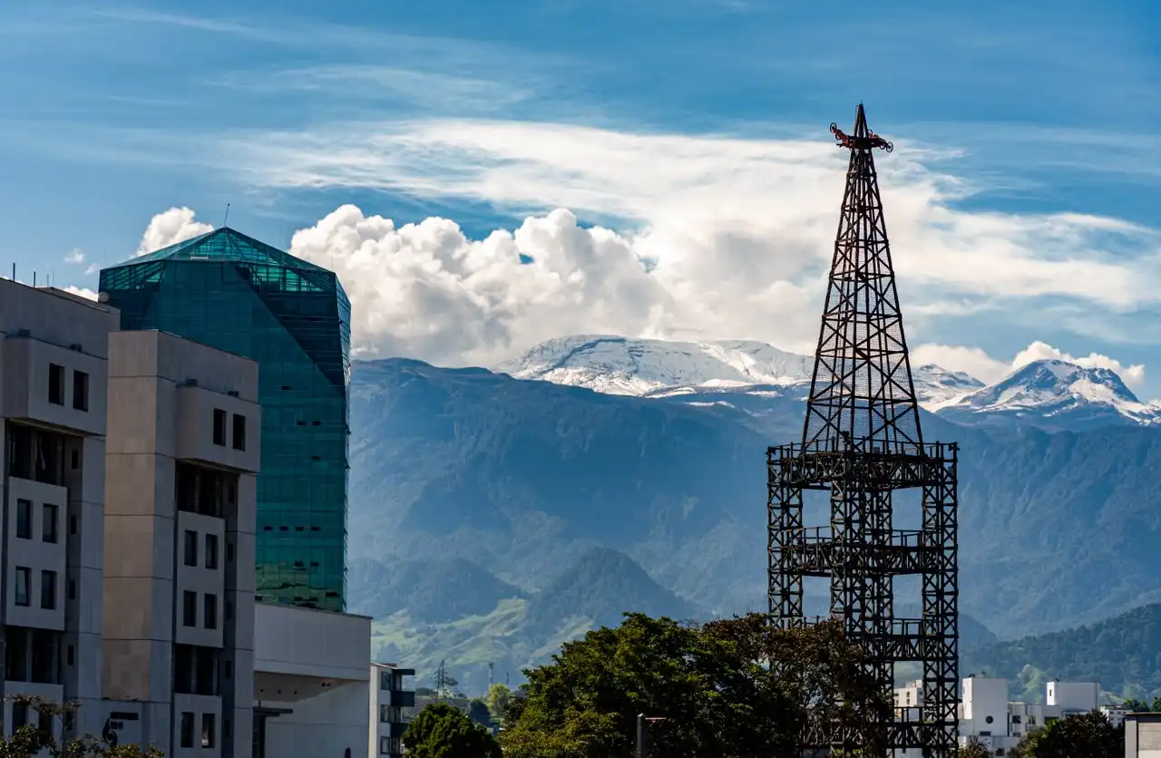 Panorámica de manizales con sus nevados y la Torre del Cable en una mañana soleada..